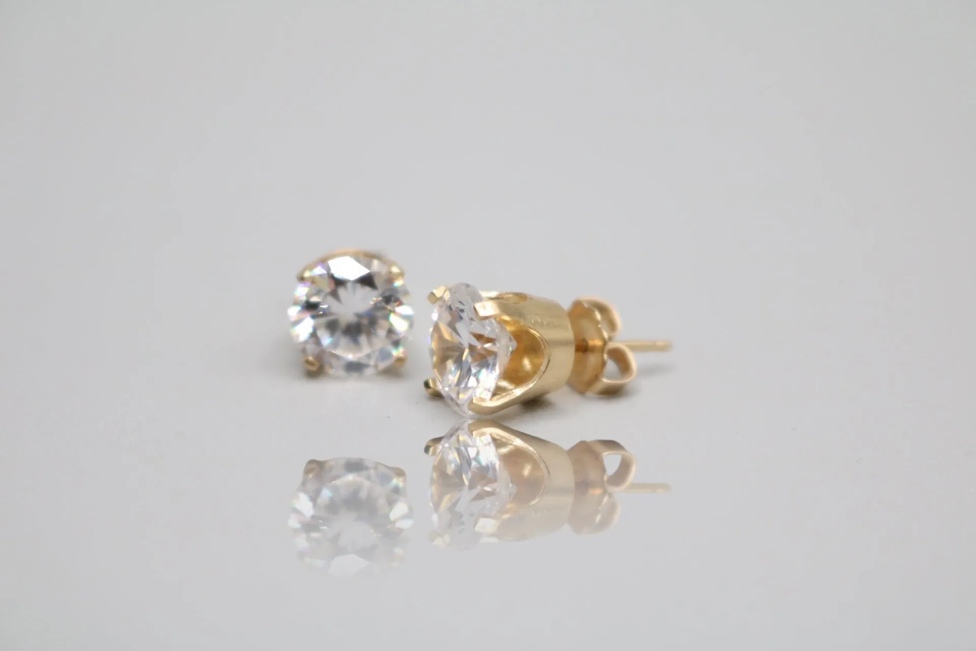 14K Yellow Gold Stud Earrings (2.9 Grams)