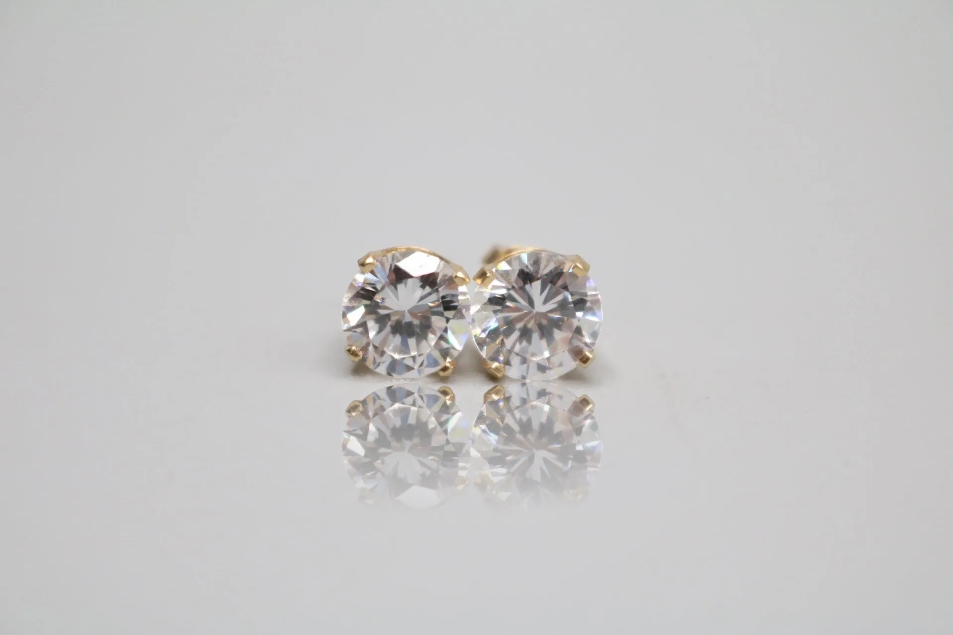 14K Yellow Gold Stud Earrings (2.9 Grams)