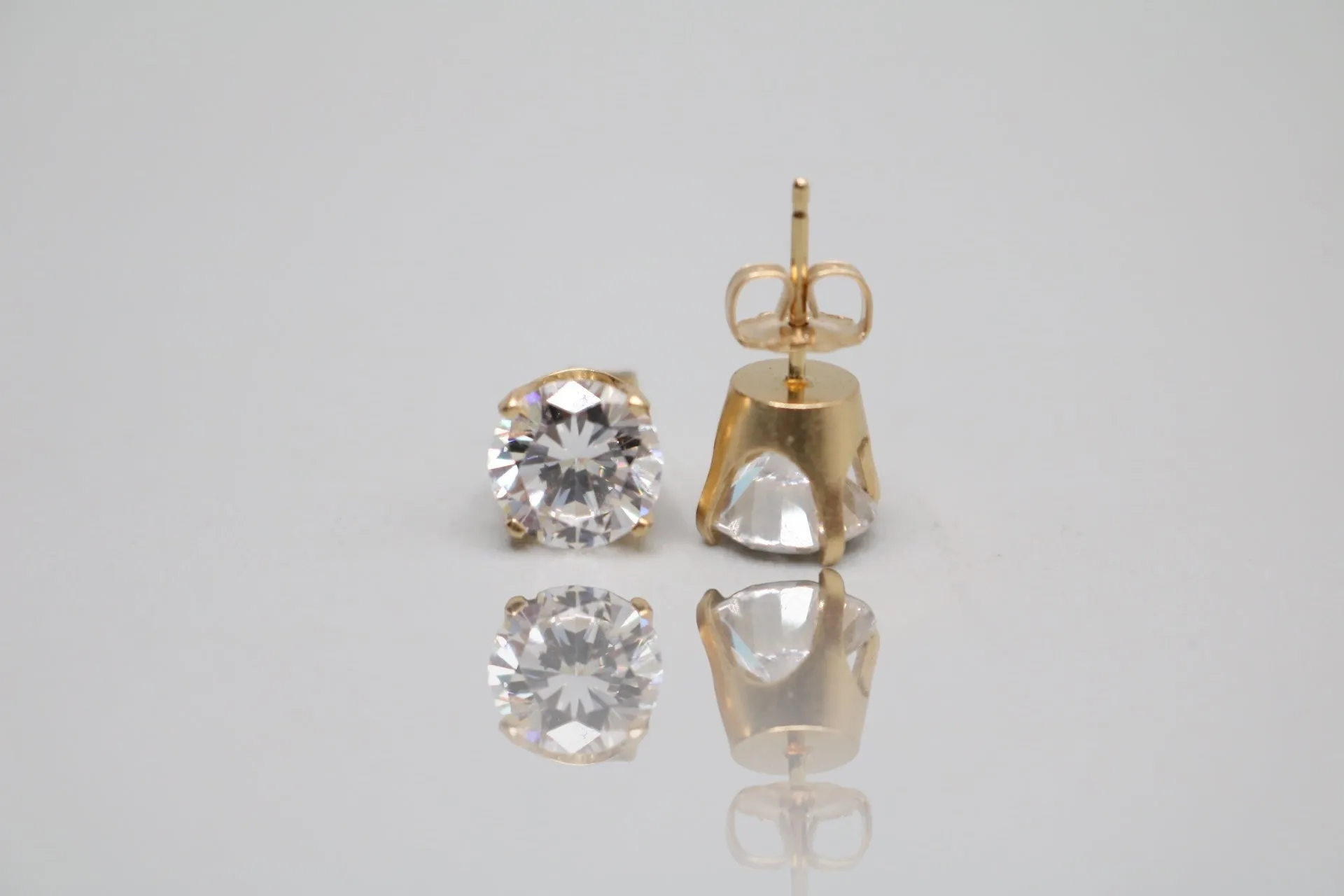 14K Yellow Gold Stud Earrings (2.9 Grams)