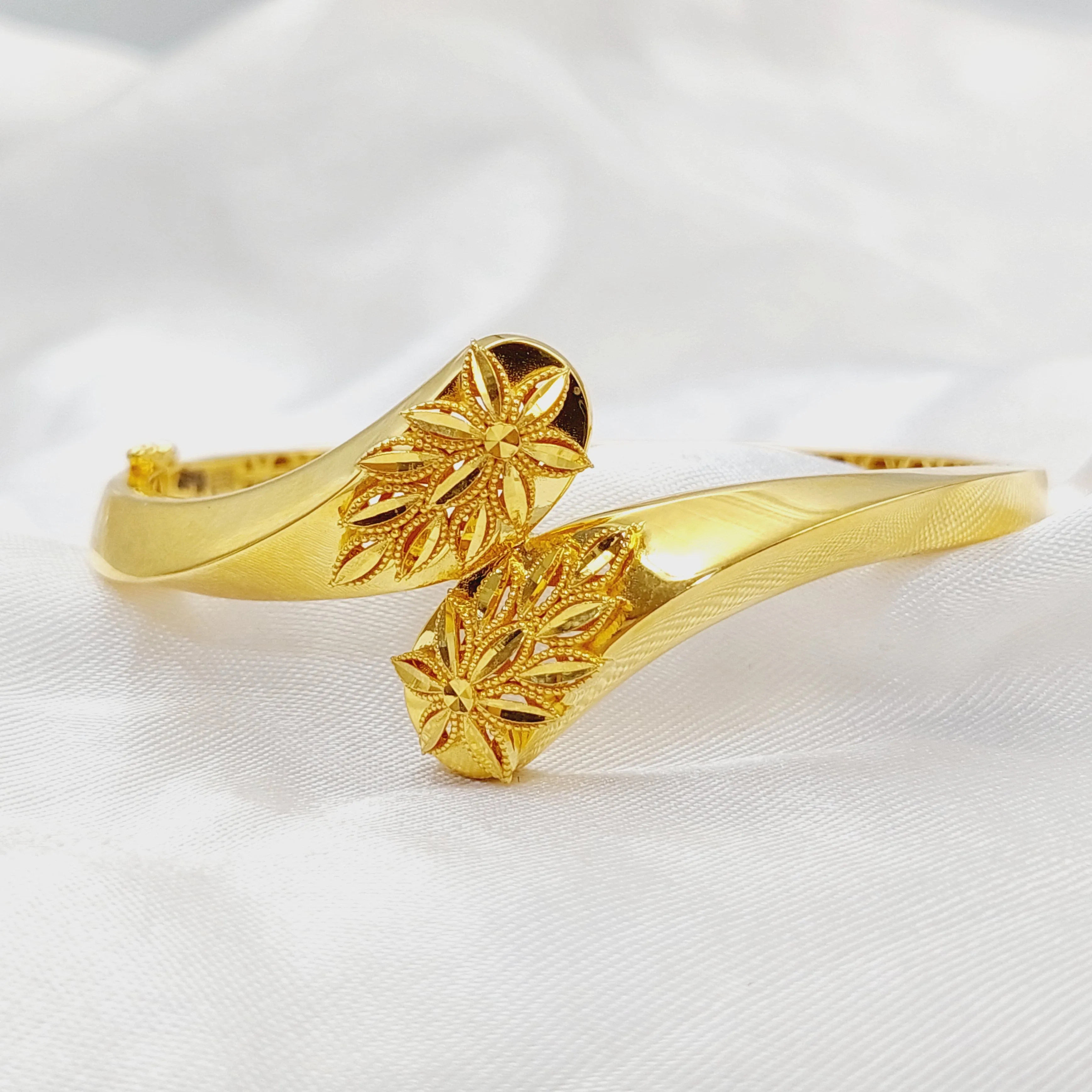 Deluxe Leaf Bangle Bracelet