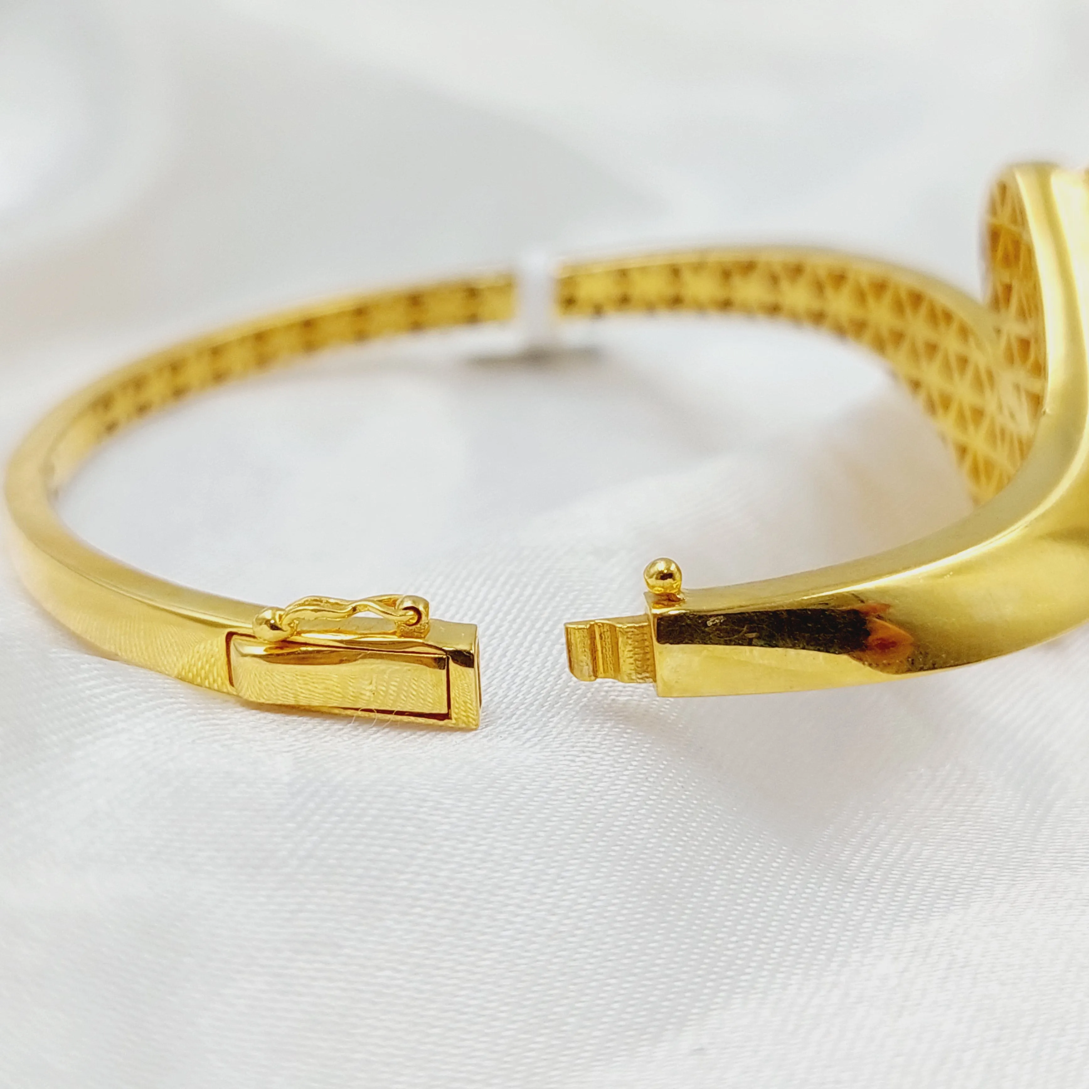 Deluxe Leaf Bangle Bracelet