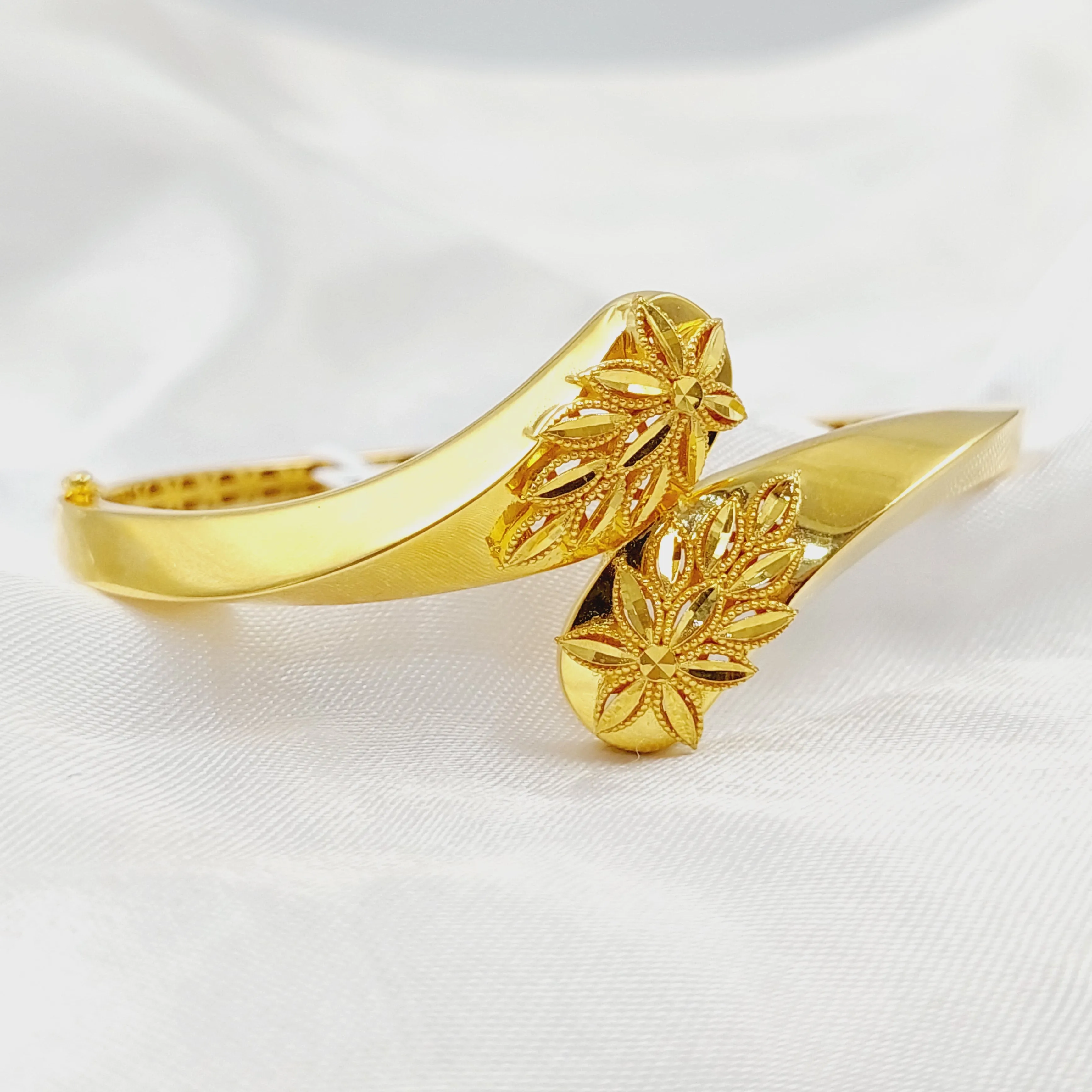 Deluxe Leaf Bangle Bracelet