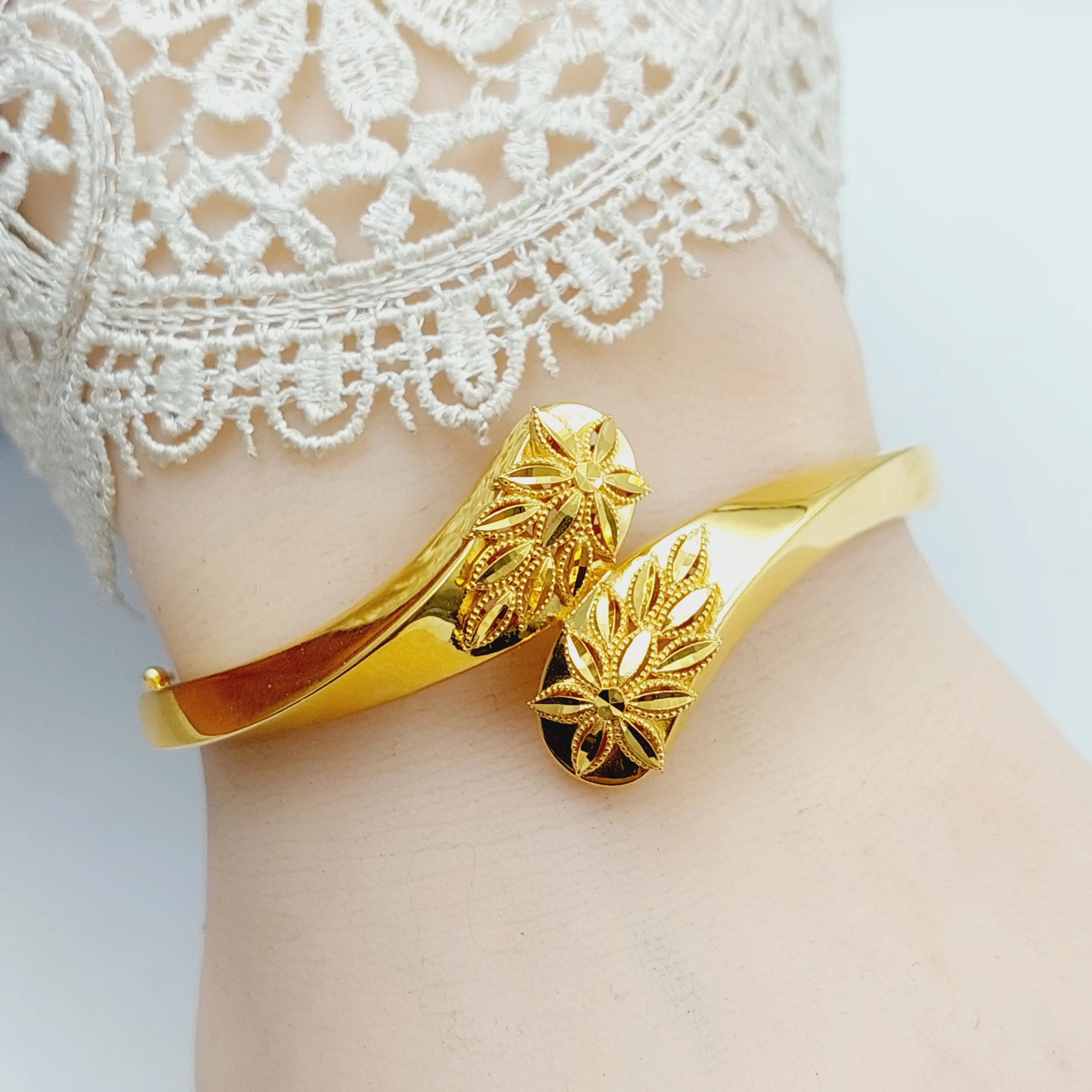 Deluxe Leaf Bangle Bracelet