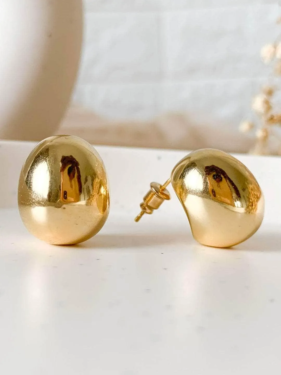 Konkona Sen Sharma In C Shaped Stud Earrings