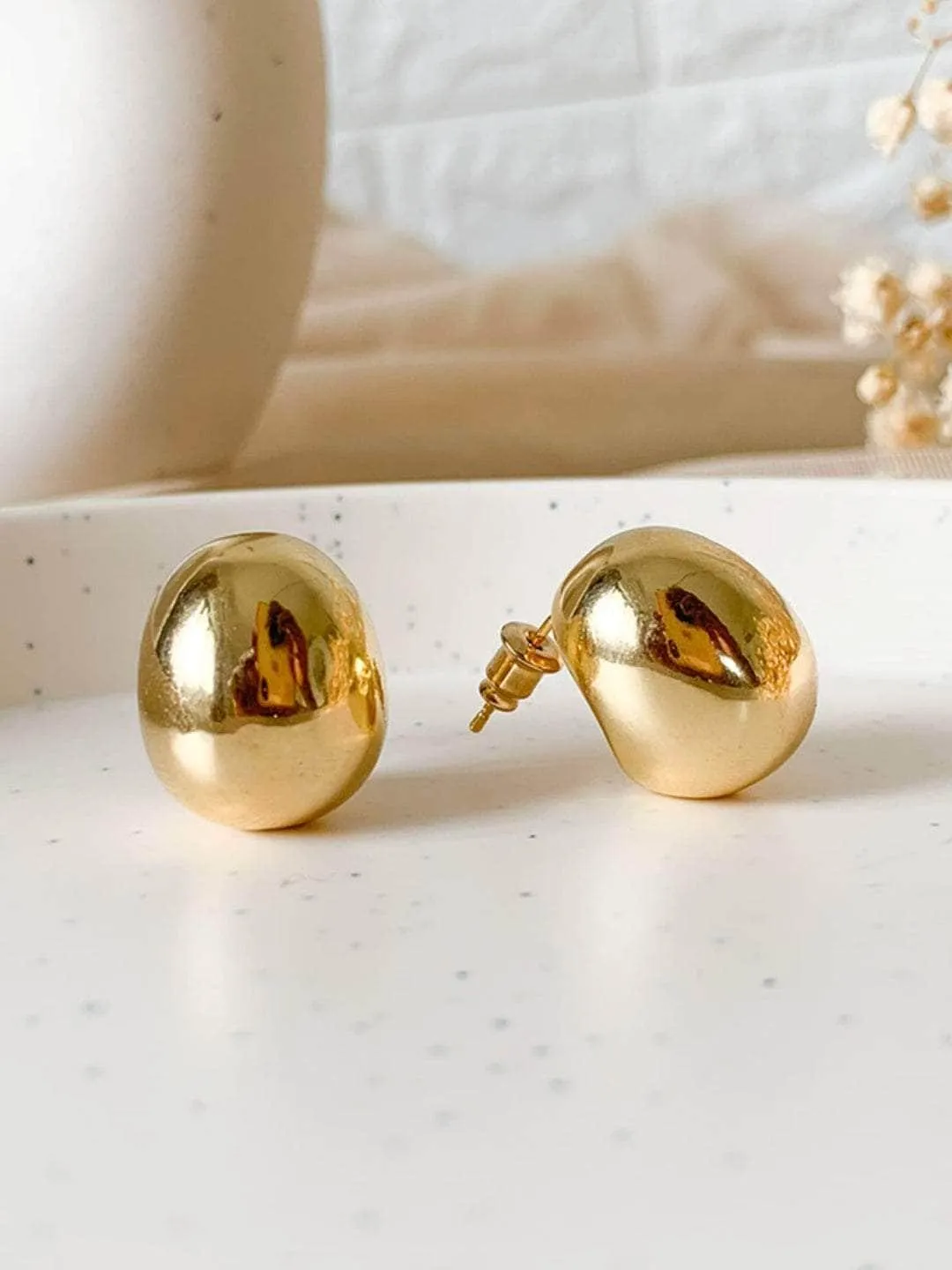 Konkona Sen Sharma In C Shaped Stud Earrings