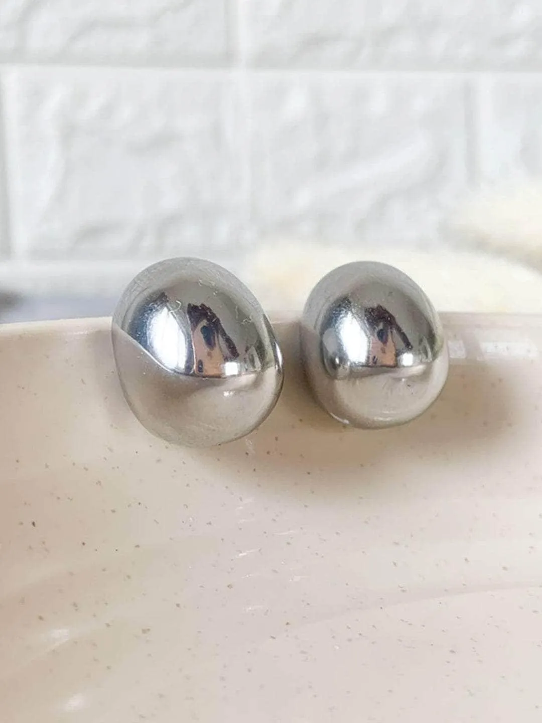 Konkona Sen Sharma In C Shaped Stud Earrings